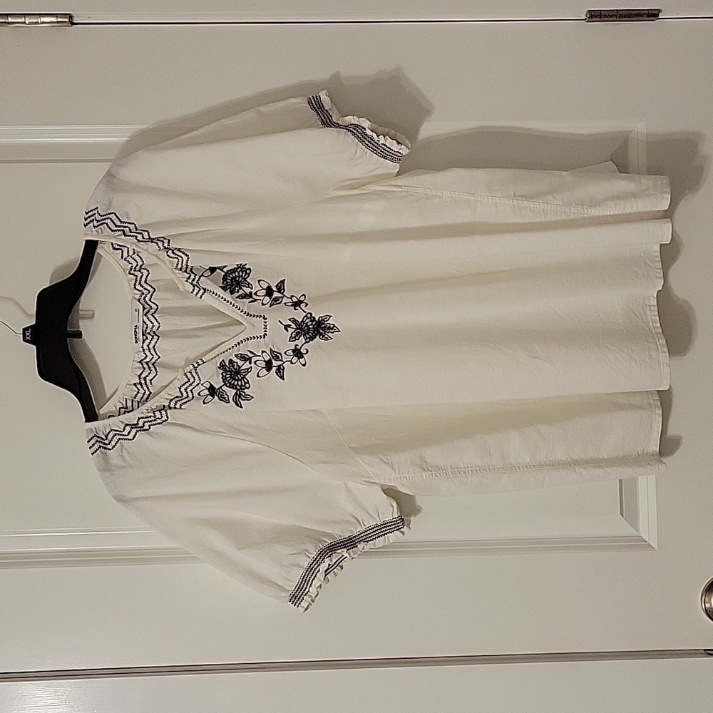 Women's Sonoma 2X Black/white, short sleeve, embroidered blouse.